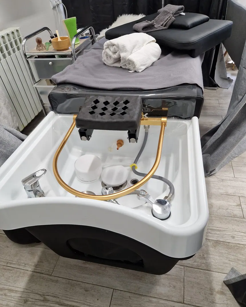 Ležaj za head spa s umivaonikom u salonu